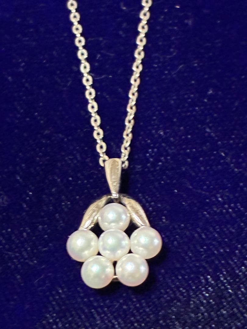 MIKIMOTO Baby Pearl Necklace featuring 6 pearls and a flower-arrange pendant on a 40cm chain
