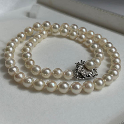 Aoya Pearl Necklace featuring round 7.0-7.5mm pearls on a 43cm strand weighing 31 grams