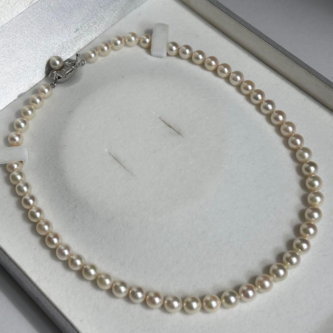 Aoya Pearl Necklace featuring round 7.0-7.5mm pearls on a 43cm strand weighing 31 grams