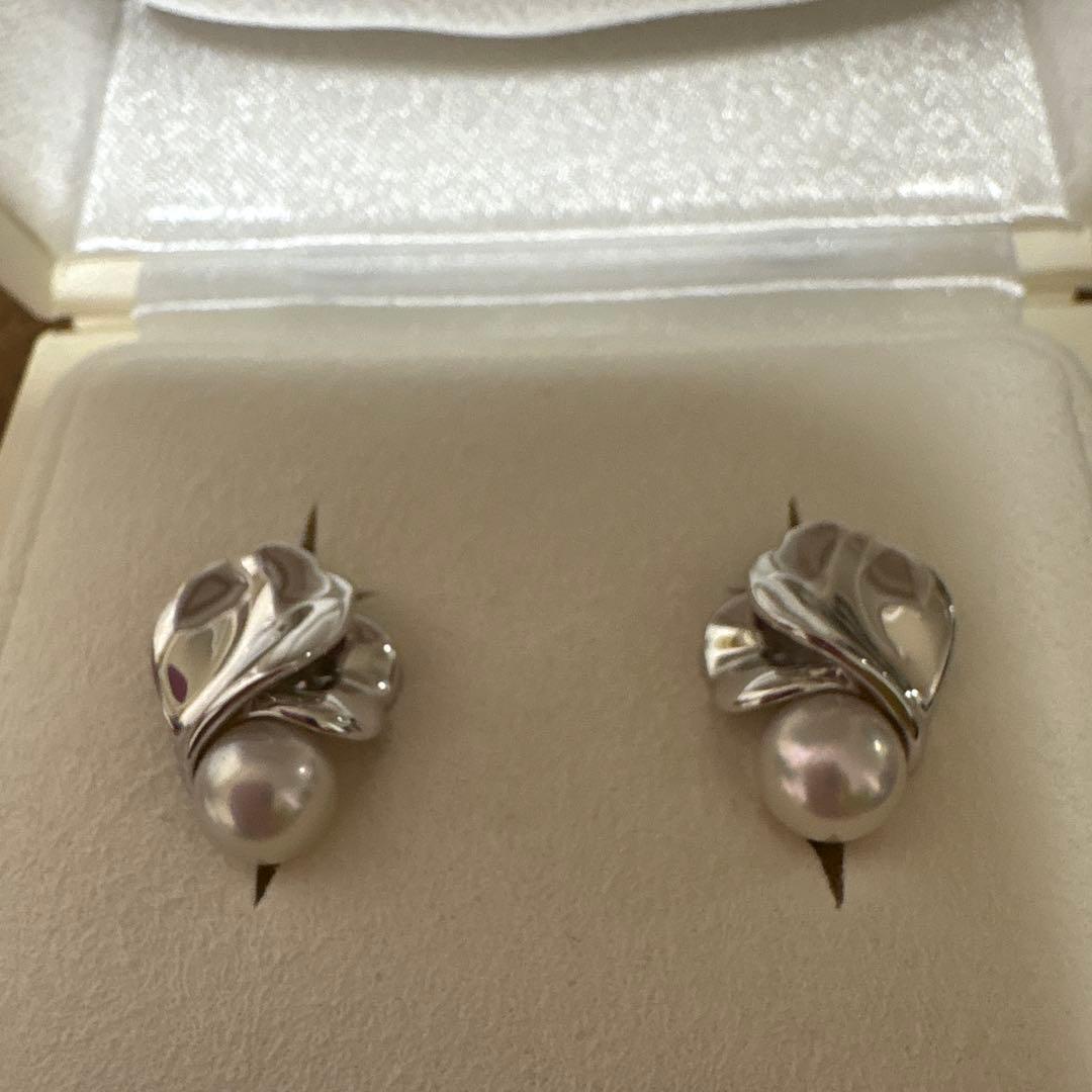 New Mikimoto elegant pearl necklace and matching silver earrings set