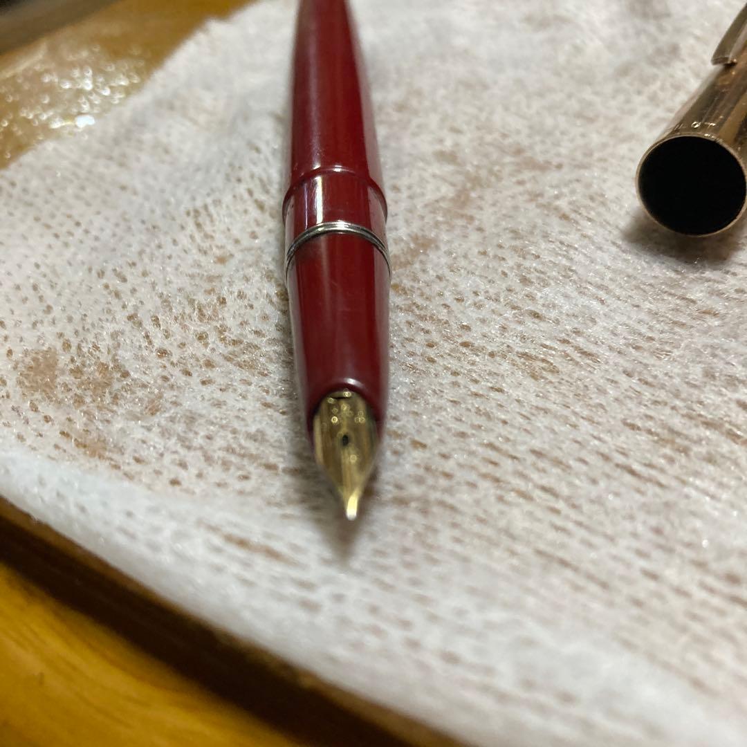 Vintage 14k PILOT SUPER100s fountain pen with gold cap and Bordeaux barrel showing inset nib