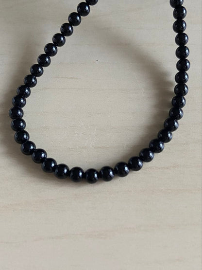 Agaat Onyx Necklace in silver with 40 cm chain and 4 mm black onyx beads