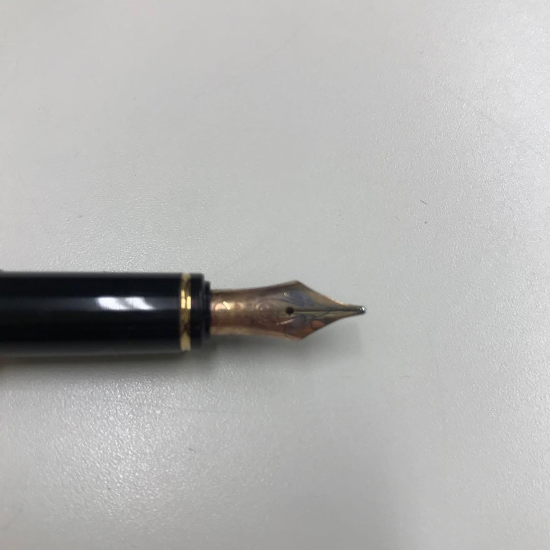 Pilot Fountain Pen model 14K-585 with green marble body and 14K gold nib shown as pictured
