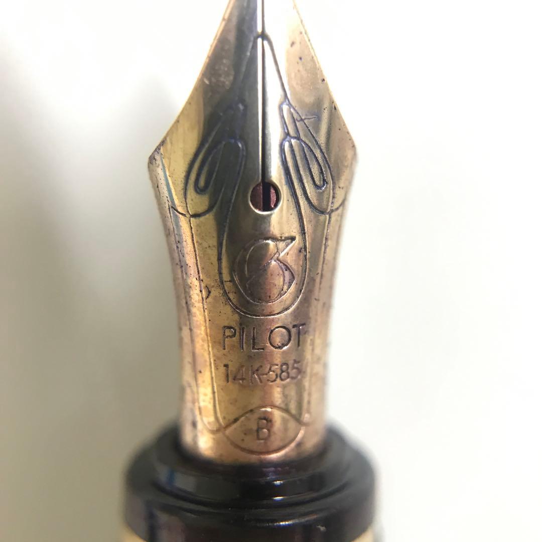 Pilot Fountain Pen model 14K-585 with green marble body and 14K gold nib shown as pictured