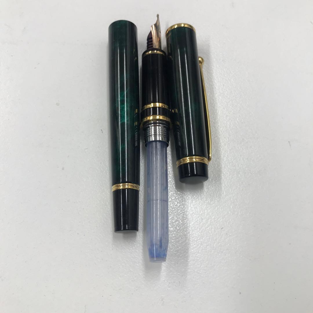 Pilot Fountain Pen model 14K-585 with green marble body and 14K gold nib shown as pictured