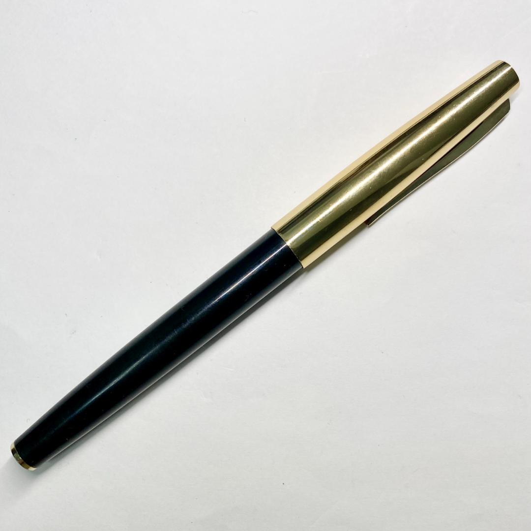 Pilot fountain pen with 14K 585 gold nib in black and gold finish, 13.5 cm long