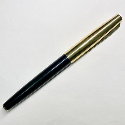 Pilot fountain pen with 14K 585 gold nib in black and gold finish, 13.5 cm long