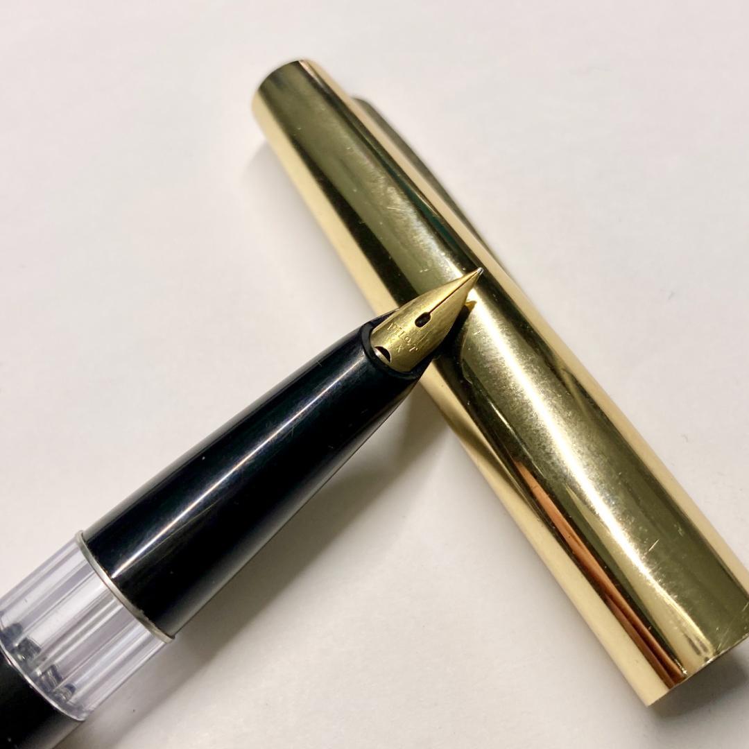 Pilot fountain pen with 14K 585 gold nib in black and gold finish, 13.5 cm long