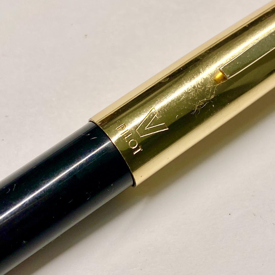 Pilot fountain pen with 14K 585 gold nib in black and gold finish, 13.5 cm long