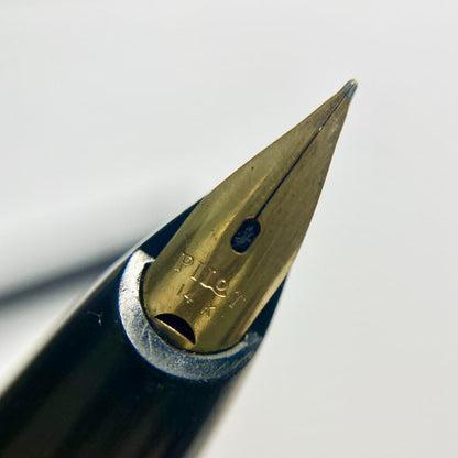 Pilot fountain pen with 14K 585 gold nib in black and gold finish, 13.5 cm long