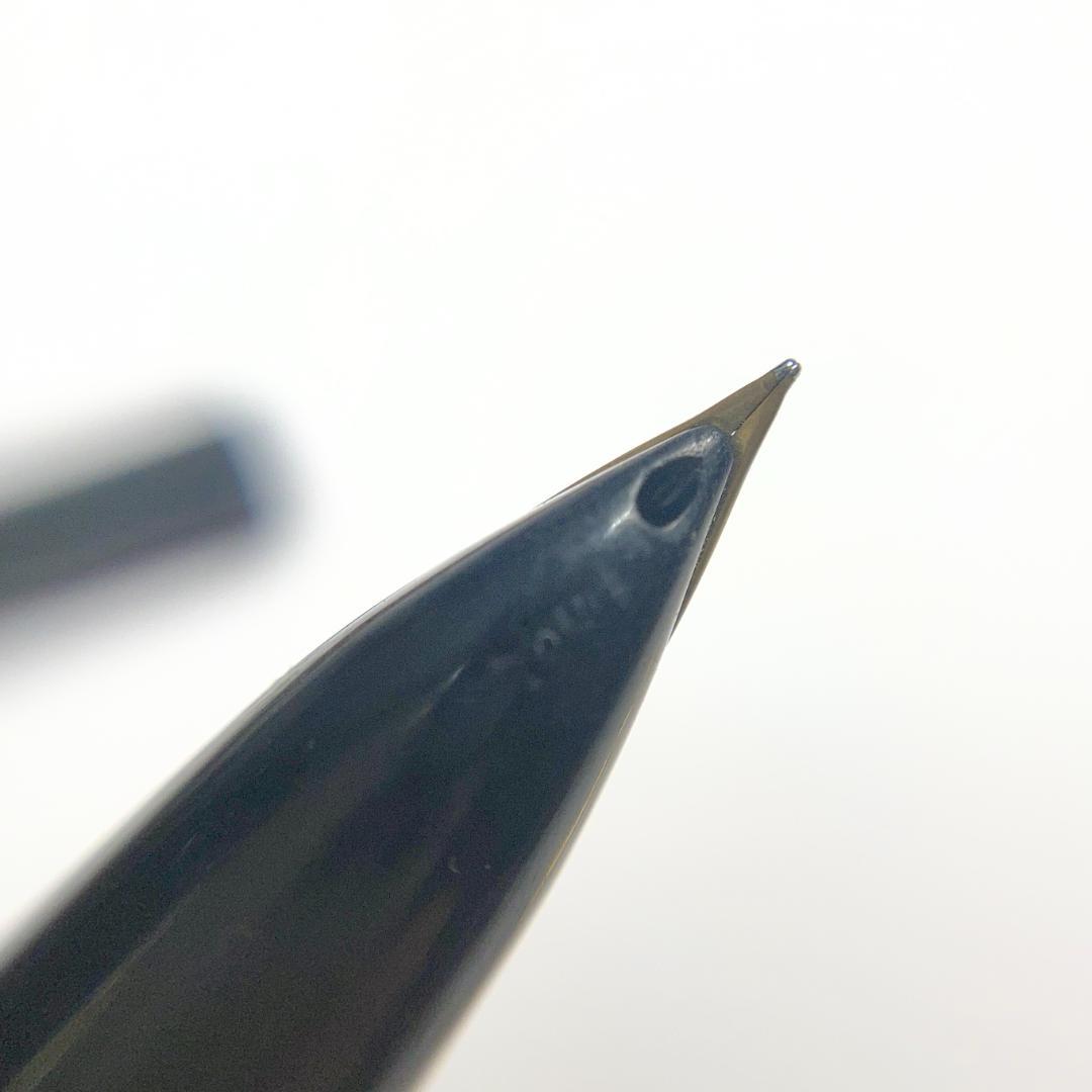 Pilot fountain pen with 14K 585 gold nib in black and gold finish, 13.5 cm long