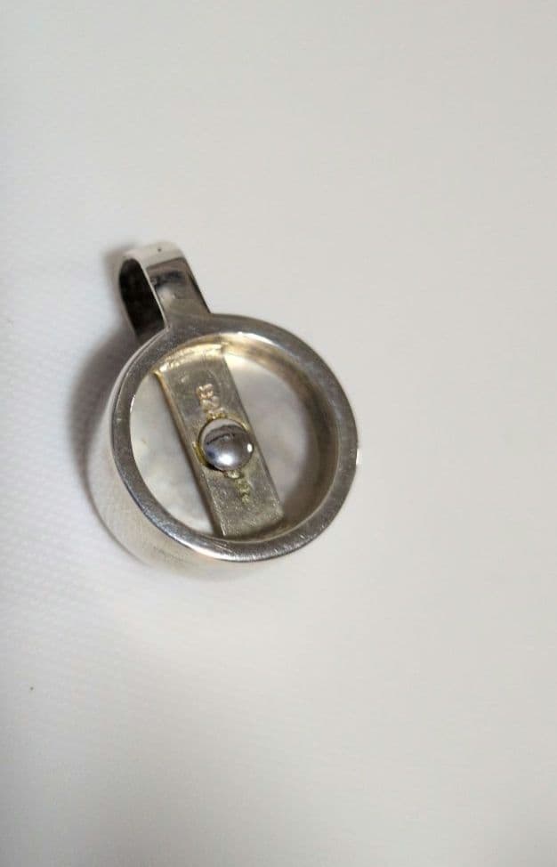 agete SV charm with white mother-of-pearl and gray freshwater pearl on a white background