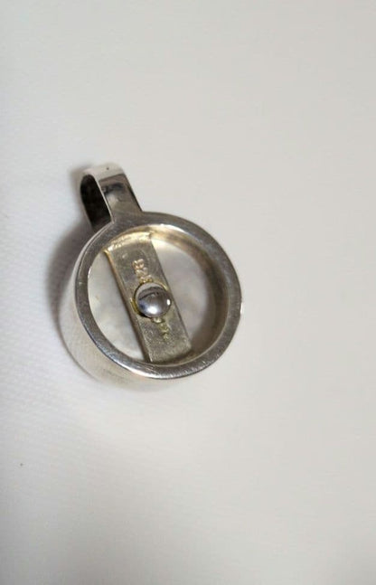 agete SV charm with white mother-of-pearl and gray freshwater pearl on a white background