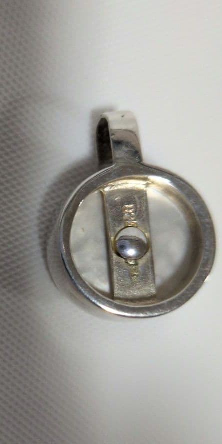 agete SV charm with white mother-of-pearl and gray freshwater pearl on a white background