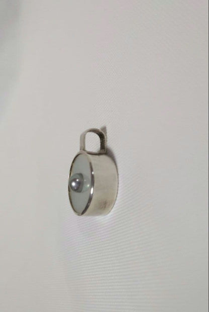 agete SV charm with white mother-of-pearl and gray freshwater pearl on a white background