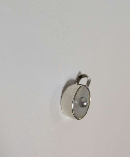 agete SV charm with white mother-of-pearl and gray freshwater pearl on a white background