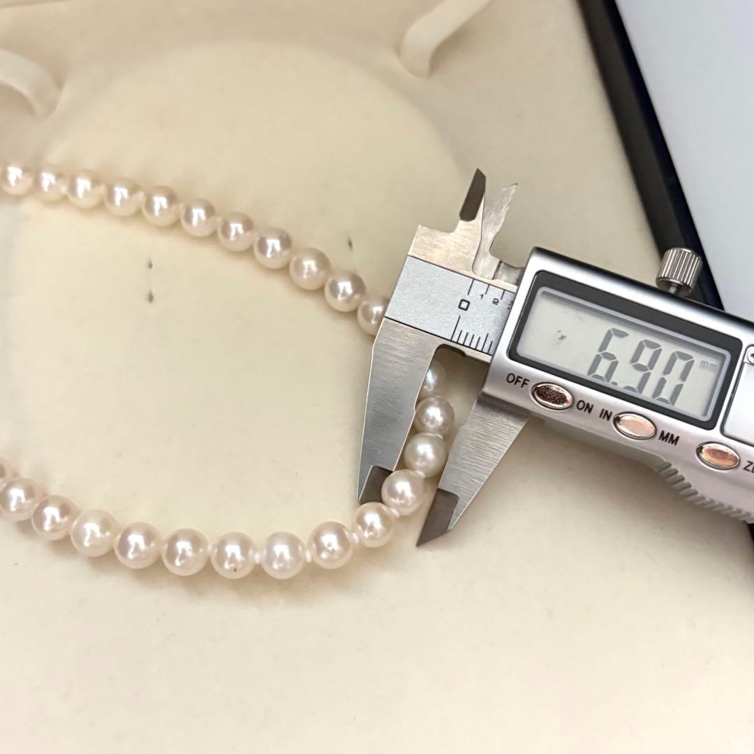 Akoya pearl necklace with 7.0mm white natural pearls on 43cm chain featuring 14KG clasp and strong luster