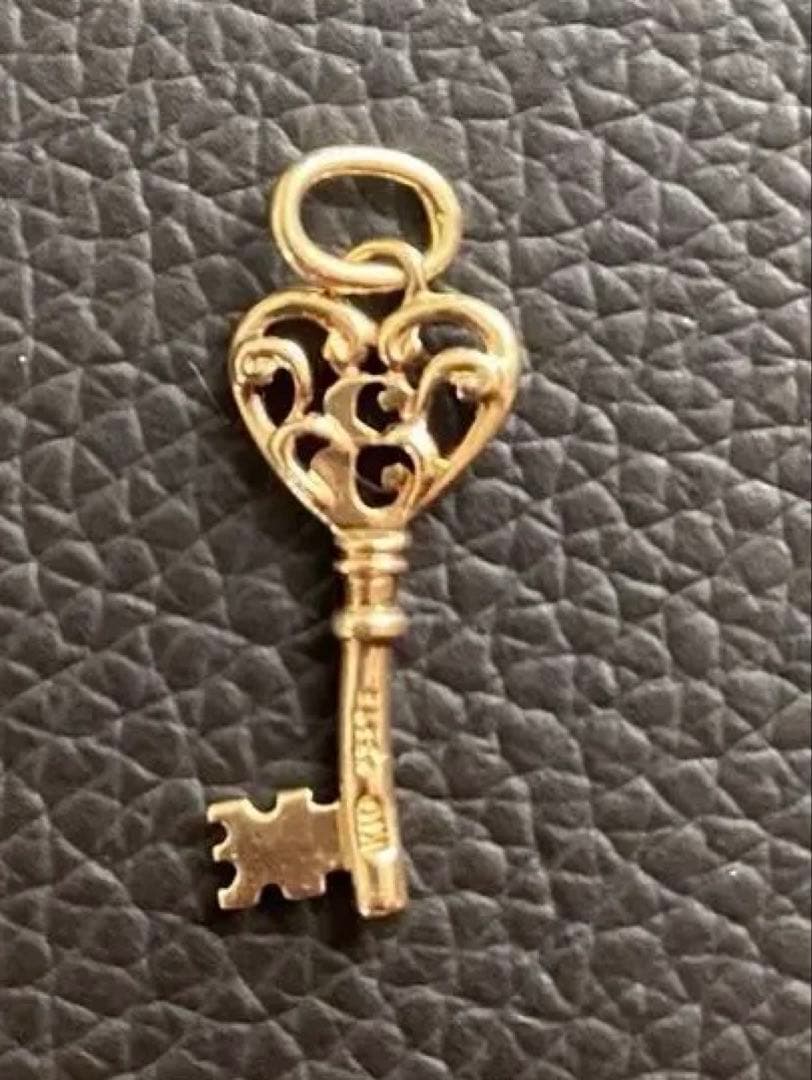 Agate K10 gold pendant top featuring a key motif in gold color
