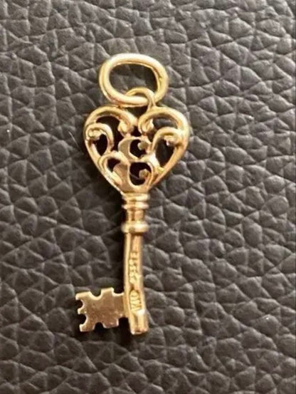 Agate K10 gold pendant top featuring a key motif in gold color