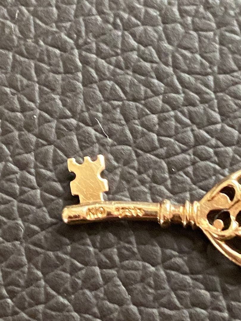 Agate K10 gold pendant top featuring a key motif in gold color