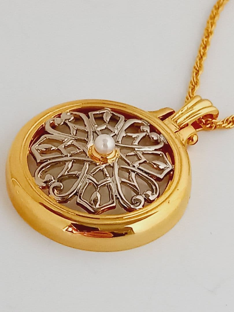 Mikimoto pendant necklace featuring a gold and silver pendant with magnifier on a 64 cm gold chain