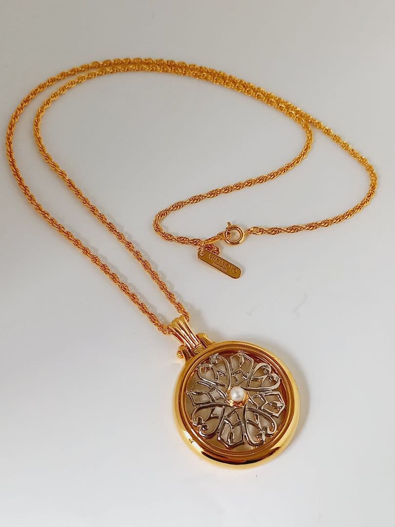 Mikimoto pendant necklace featuring a gold and silver pendant with magnifier on a 64 cm gold chain