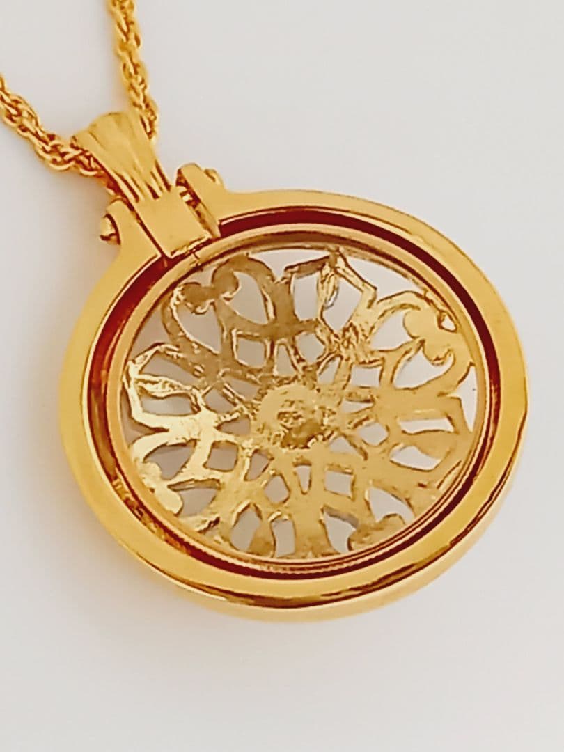 Mikimoto pendant necklace featuring a gold and silver pendant with magnifier on a 64 cm gold chain