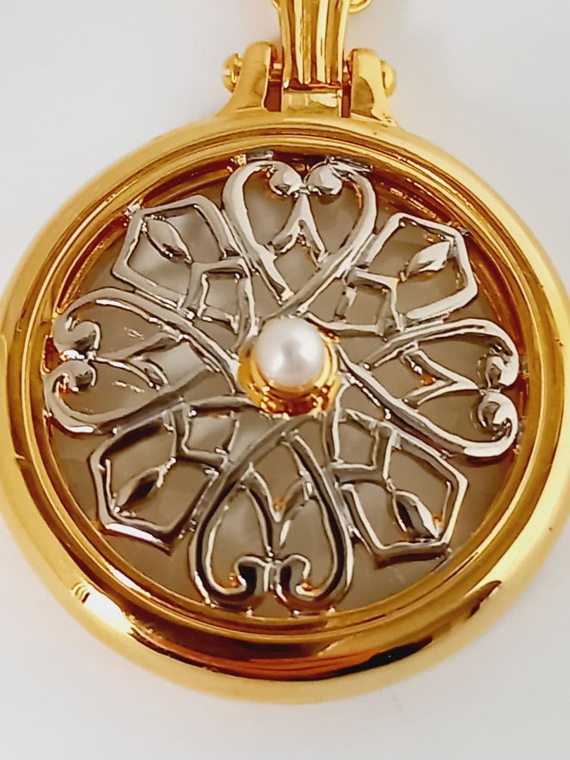 Mikimoto pendant necklace featuring a gold and silver pendant with magnifier on a 64 cm gold chain