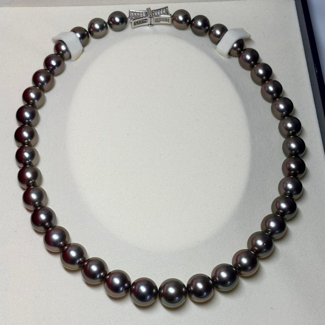 Tasaki Black Pearl Necklace featuring 9.0-11.0 mm pearls with a 41 cm length