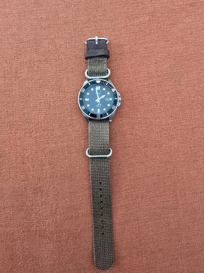 CASIO Model: ビル・ゲイツ着用CASIO Quartz Men's Watch — Japanese