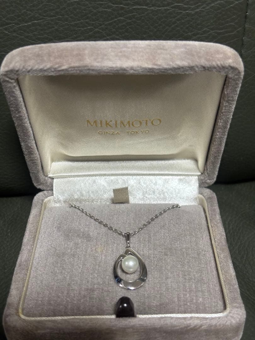 Mikimoto Pearl Silver Necklace from 1992-1993 displayed with box and card