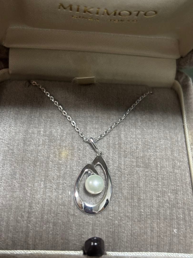 Mikimoto Pearl Silver Necklace from 1992-1993 displayed with box and card