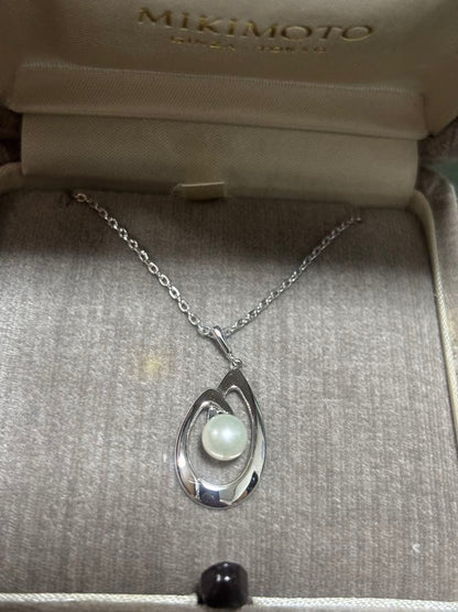 Mikimoto Pearl Silver Necklace from 1992-1993 displayed with box and card