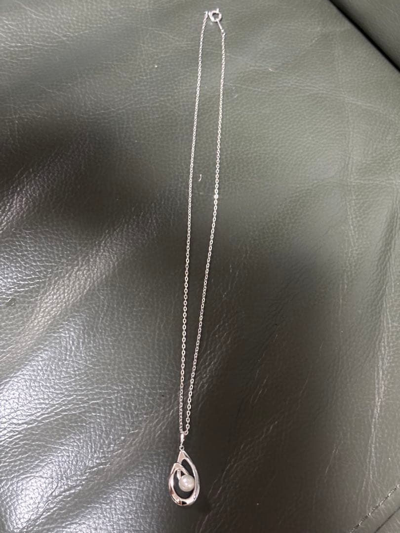 Mikimoto Pearl Silver Necklace from 1992-1993 displayed with box and card