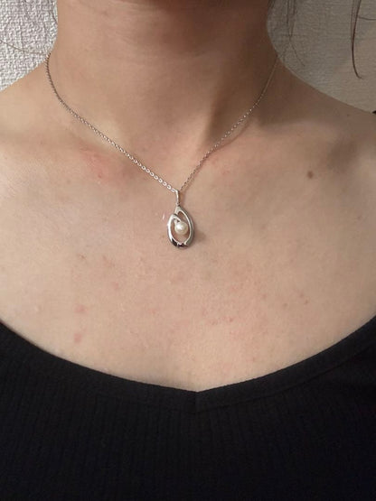 Mikimoto Pearl Silver Necklace from 1992-1993 displayed with box and card