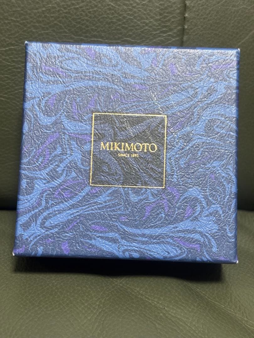 Mikimoto Pearl Silver Necklace from 1992-1993 displayed with box and card