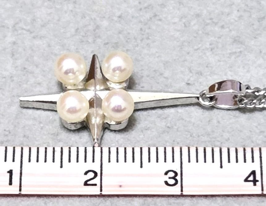 MIKIMOTO Pearl Cross SILVER Brooch 43347 featuring pearls on a 43 cm silver chain