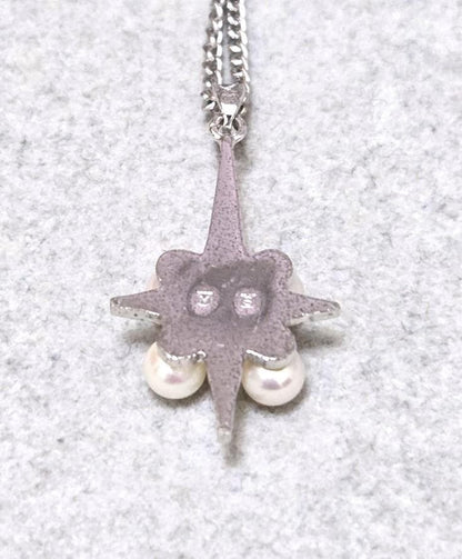 MIKIMOTO Pearl Cross SILVER Brooch 43347 featuring pearls on a 43 cm silver chain