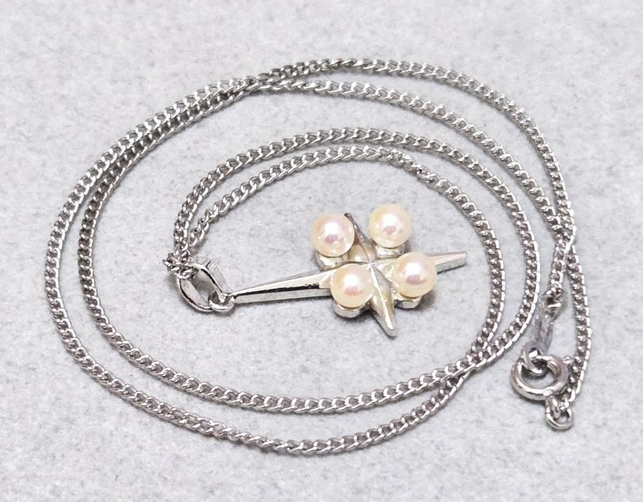 MIKIMOTO Pearl Cross SILVER Brooch 43347 featuring pearls on a 43 cm silver chain