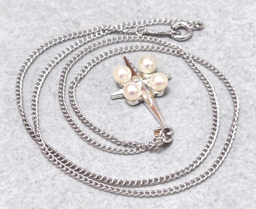 MIKIMOTO Pearl Cross SILVER Brooch 43347 featuring pearls on a 43 cm silver chain