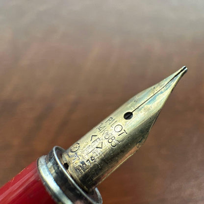 Showa Retro Pilot Fountain Pen with 14K 585 fine tip, red barrel, and gold cap, length 13.5 cm