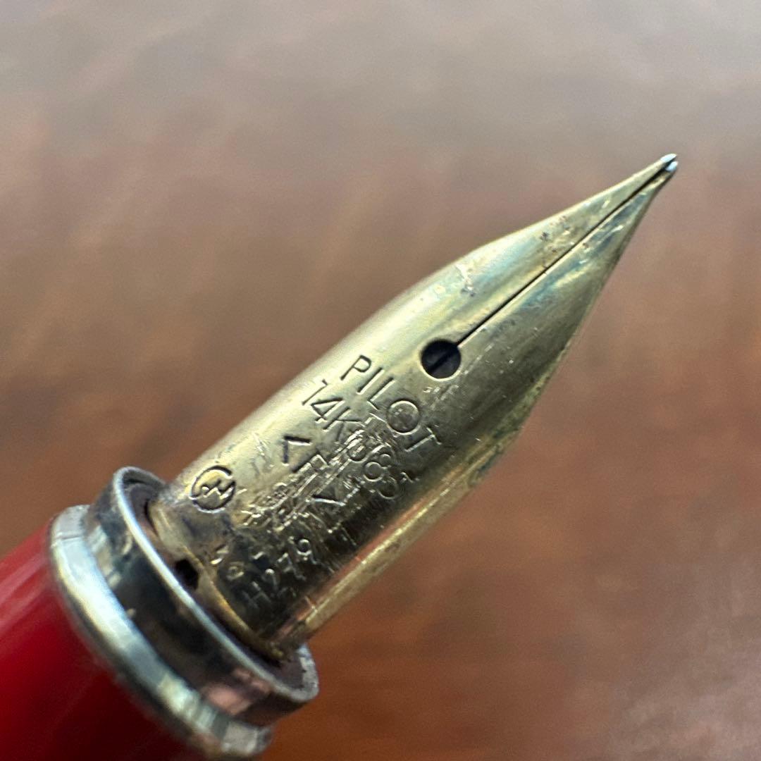 Showa Retro Pilot Fountain Pen with 14K 585 fine tip, red barrel, and gold cap, length 13.5 cm