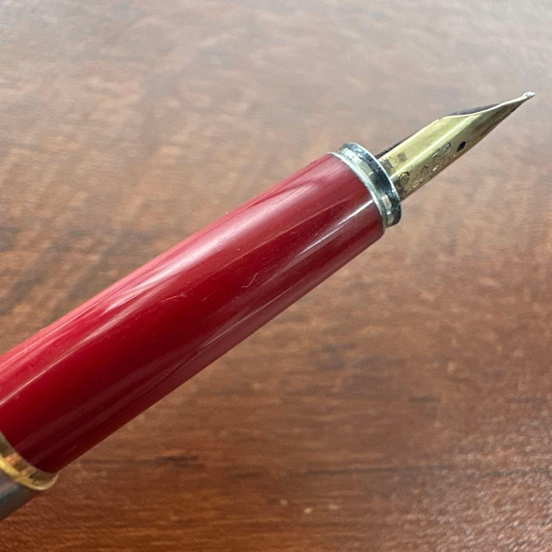Showa Retro Pilot Fountain Pen with 14K 585 fine tip, red barrel, and gold cap, length 13.5 cm