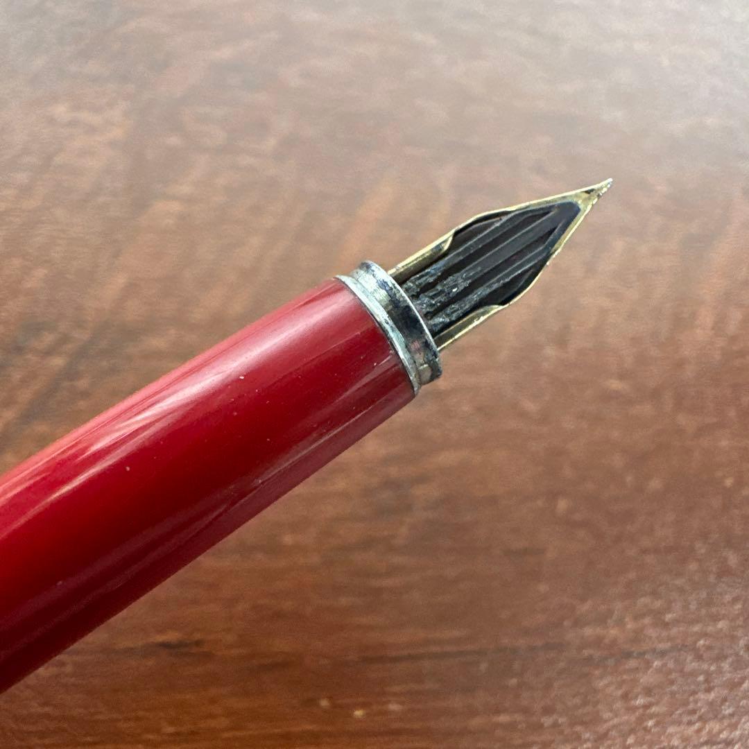 Showa Retro Pilot Fountain Pen with 14K 585 fine tip, red barrel, and gold cap, length 13.5 cm