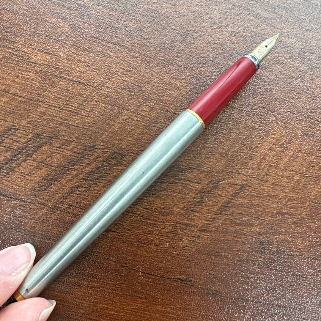 Showa Retro Pilot Fountain Pen with 14K 585 fine tip, red barrel, and gold cap, length 13.5 cm