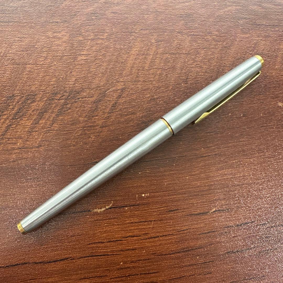 Showa Retro Pilot Fountain Pen with 14K 585 fine tip, red barrel, and gold cap, length 13.5 cm