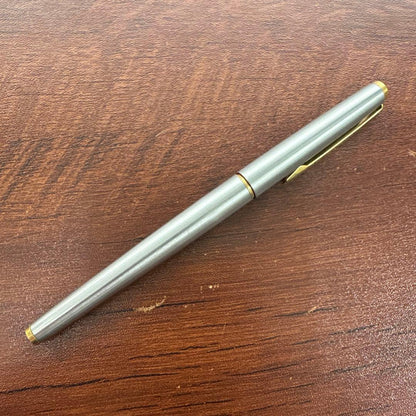 Showa Retro Pilot Fountain Pen with 14K 585 fine tip, red barrel, and gold cap, length 13.5 cm
