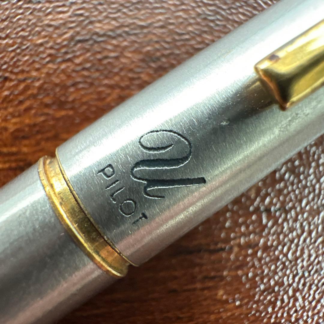 Showa Retro Pilot Fountain Pen with 14K 585 fine tip, red barrel, and gold cap, length 13.5 cm