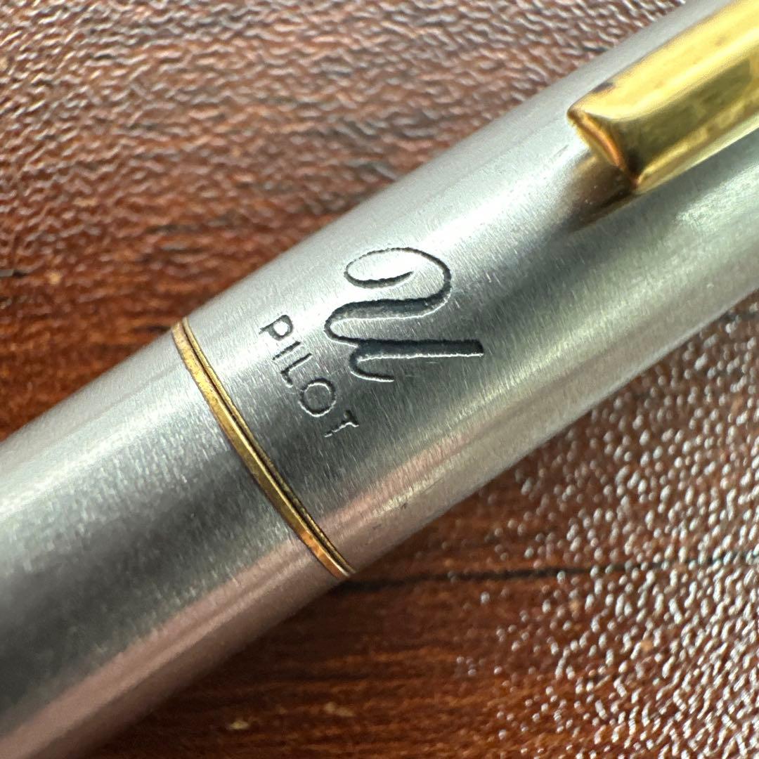 Showa Retro Pilot Fountain Pen with 14K 585 fine tip, red barrel, and gold cap, length 13.5 cm