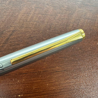 Showa Retro Pilot Fountain Pen with 14K 585 fine tip, red barrel, and gold cap, length 13.5 cm